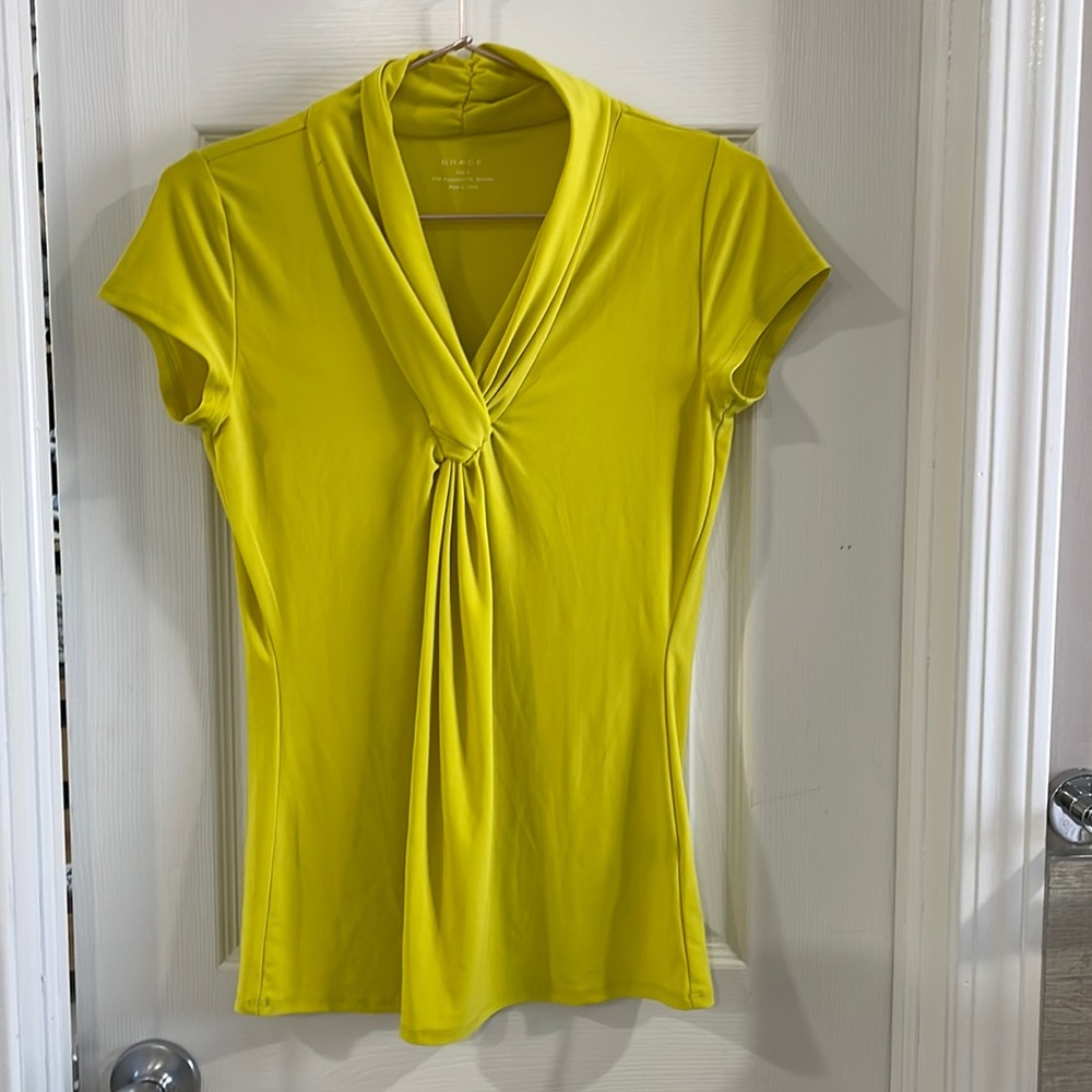 Amazing spring top, beautiful color. Perfect condition.